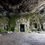 <div align="left"><font size="2"><br />Im Südwesten der Insel, nebem dem "Reserva Maritima de la Illa des Toro", befindet sich eine Bucht mit einigen Höhlen (sa Cova Fresca). Eine der Höhlen enthält in den Stein gehauene Fresken. In späteren Jahren wurde dann auch Gestein in großen Blöcken abgebaut, die Spuren sind noch überall zu sehen.<br />Falls Sie diese Höhle auch besuchen wollen, dann folgen Sie der Straße nach Cala Figuera (schlechte Wegstrecke, lang und einsam). Sie kommen dann an einen tief gelegenen Parkplatz, der zu einer Bucht gehört (siehe nächste Seite, Bildmitte). Dann wandern Sie am linken Bildrand immer an Wasser entlang und kommen zu dem Fotostandort. Hinter dem Fotografen fangen die Höhlen an.<br />Festes Schuhwerk und eine gute Körperbeherrschung sind Voraussetzung, es gibt nur Trampelpfade und steil abfallende, ungesicherte Wege am Fels entlang. Teilweise muß geklettert werden. <br />